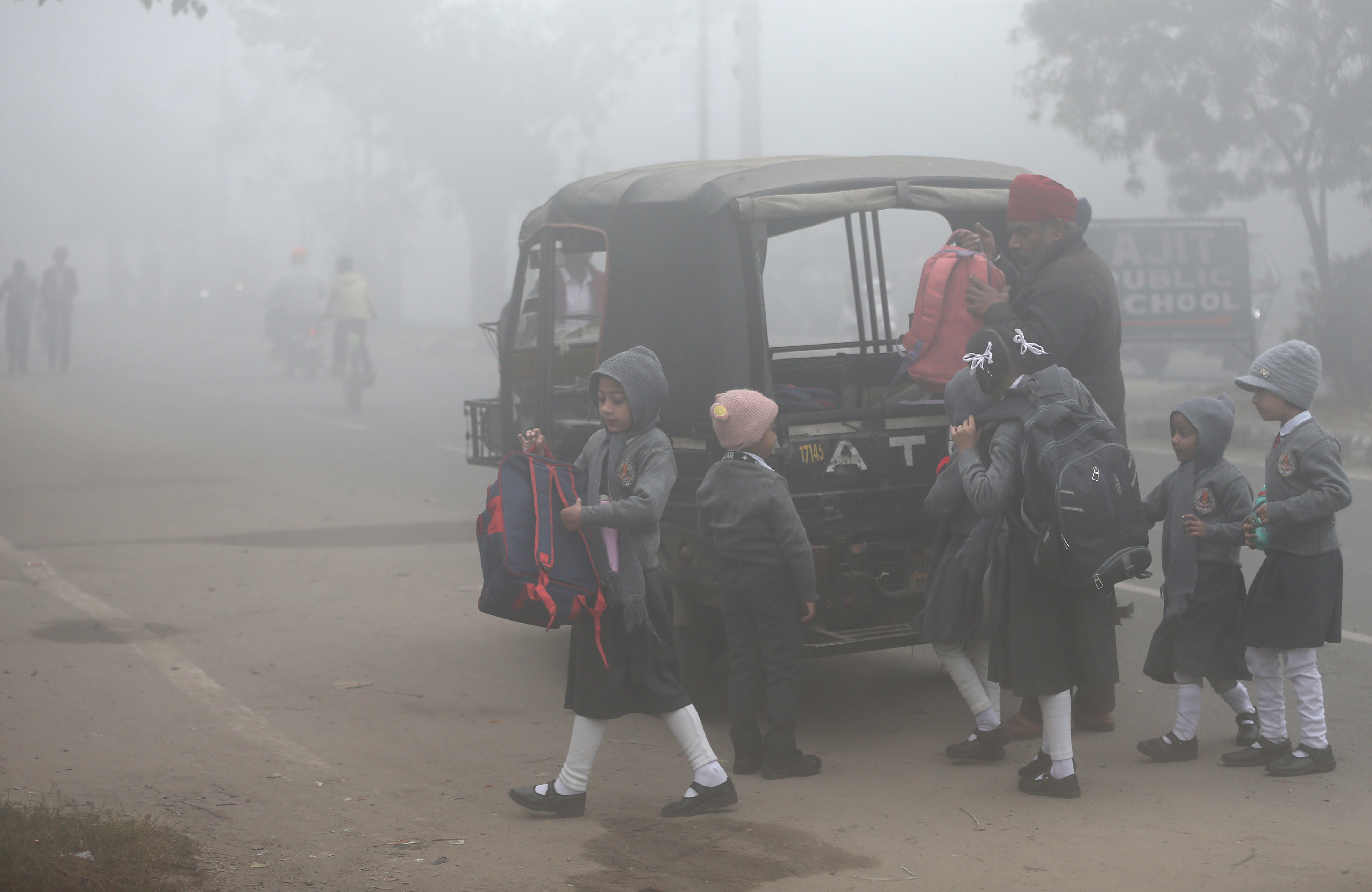 तस्वीर पंजाब के अमृतसर की है। यहां पर भी तेज सर्दी के कारण घना कोहरा छाया। विजिविलिटी 10 मीटर रही।