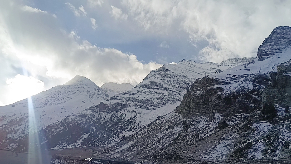 हिमाचल प्रदेश के लाहौल स्पीति में ताजा बर्फबारी के बाद पहाड़ियां बर्फ से ढंक गईं।