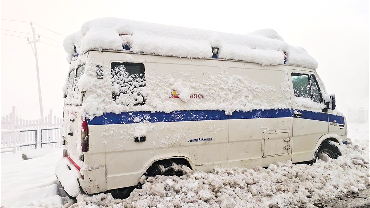 जम्मू-कश्मीर में गुलमर्ग में सोमवार को तेज बर्फबारी के बाद गाड़ियों की छत पर बर्फ जम गई।