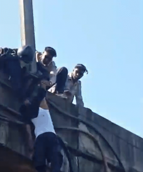 तीन युवकों ने सिद्धराज का हाथ पकड़े रहा।