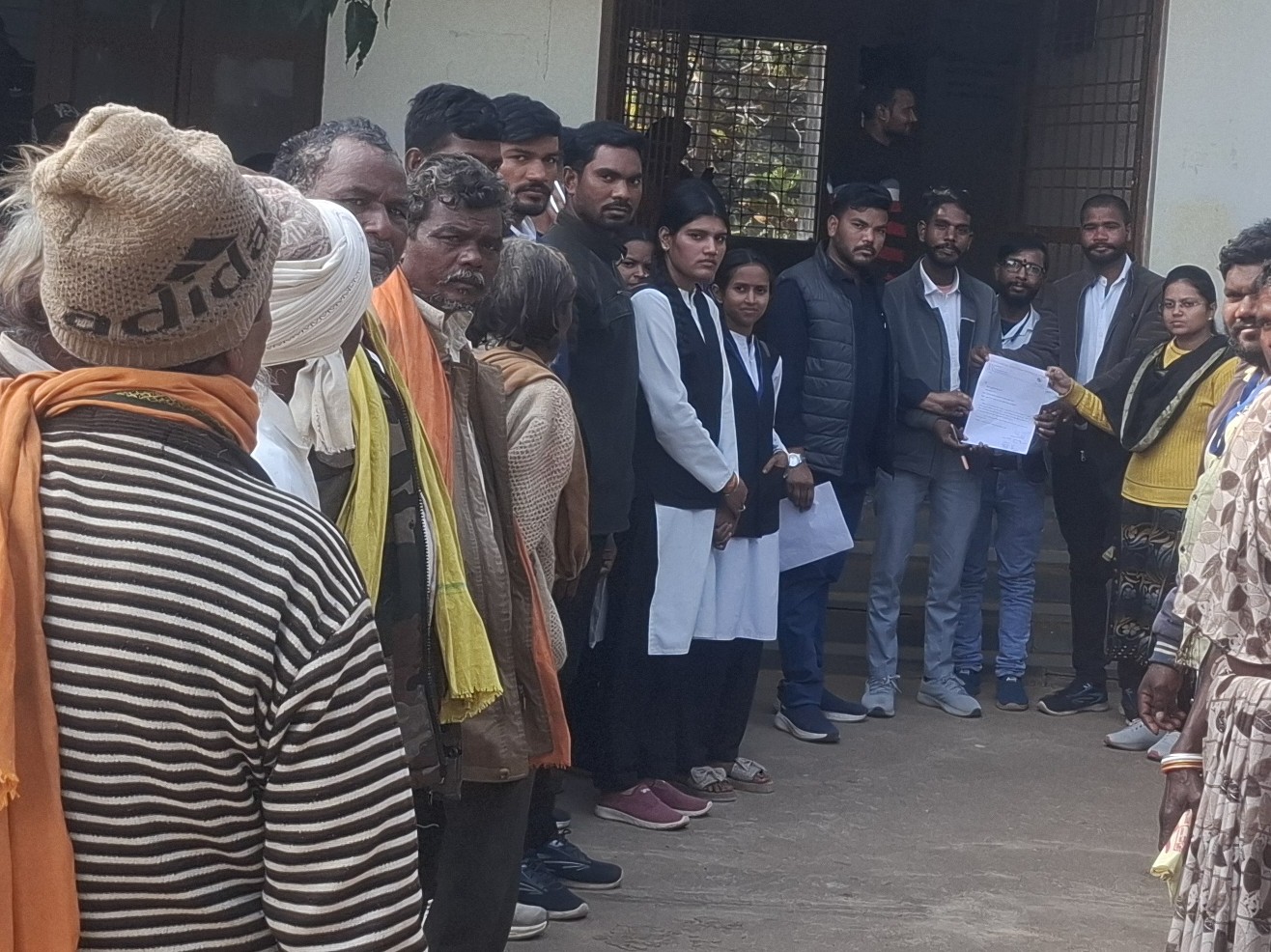 नायब तहसीलदार को ज्ञापन सौंपते संस्था के सदस्य।