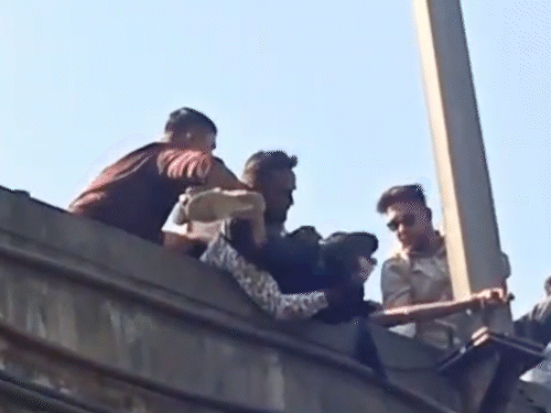 दो-तीन मिनट की मशक्कत के बाद सिद्धराज को ऊपर खींच लिया गया।