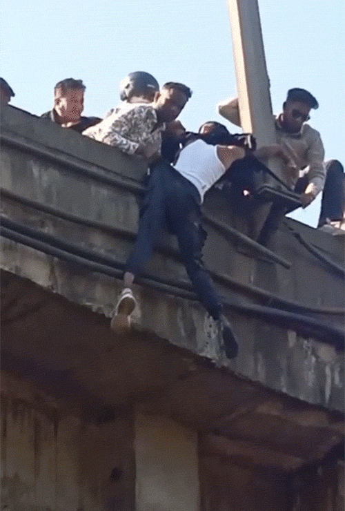 दो-तीन लड़कों ने पैंट पकड़कर ऊपर खींचा।