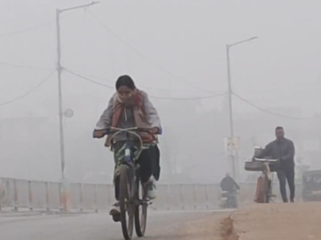 ठंड से बचने के लिए लोग गर्म पहनकर बाहर निकल रहे है।