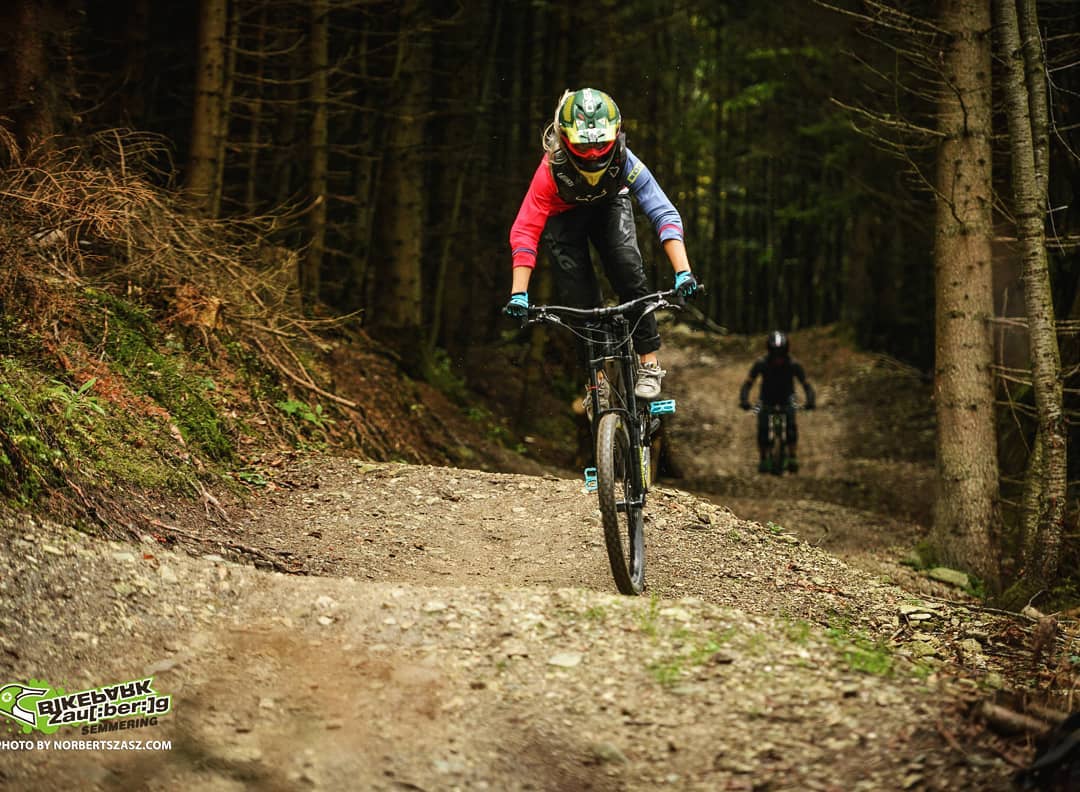 मिशाइला को माउंटेन बाइकिंग बहुत पसंद था।