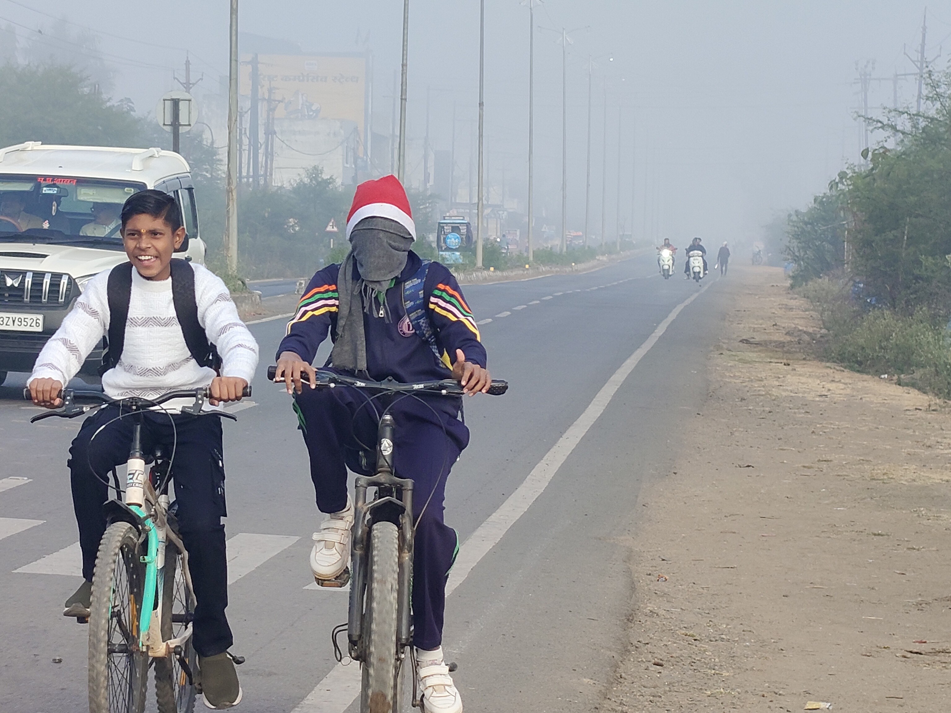 बच्चें गर्म कपड़ों से खुद को ठक कर बाहर निकल रहे।