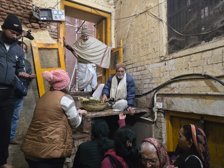 खिचड़ी का प्रसाद लेते भक्त