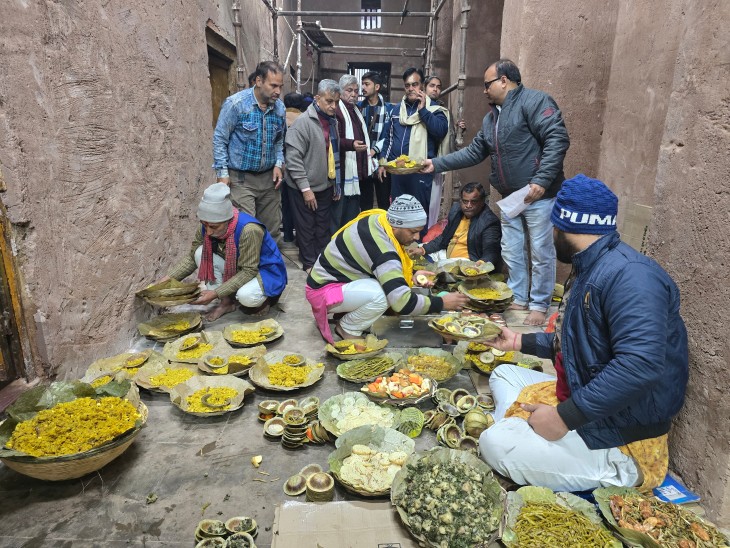 भगवान को पद गायन के मध्य खिचड़ी अर्पित की गई