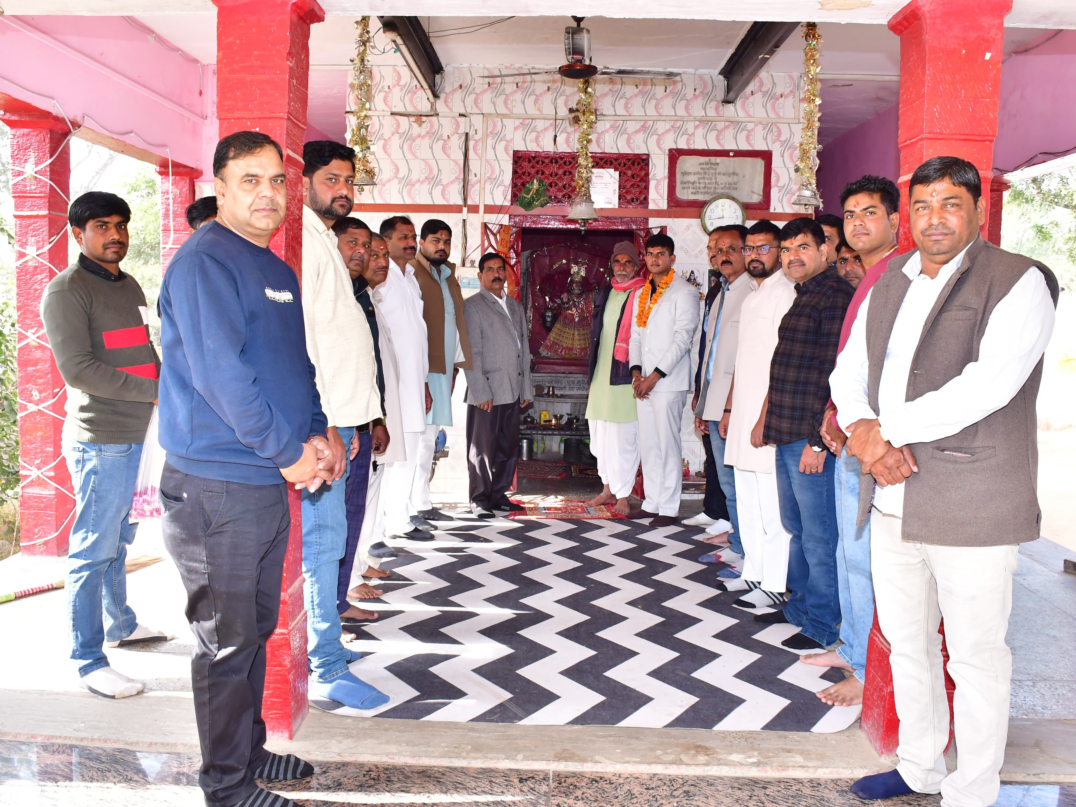 लेफ्टिनेंट उत्कर्ष सिंह ने गांव के मंदिरों में जाकर भगवान का आशीर्वाद लिया।