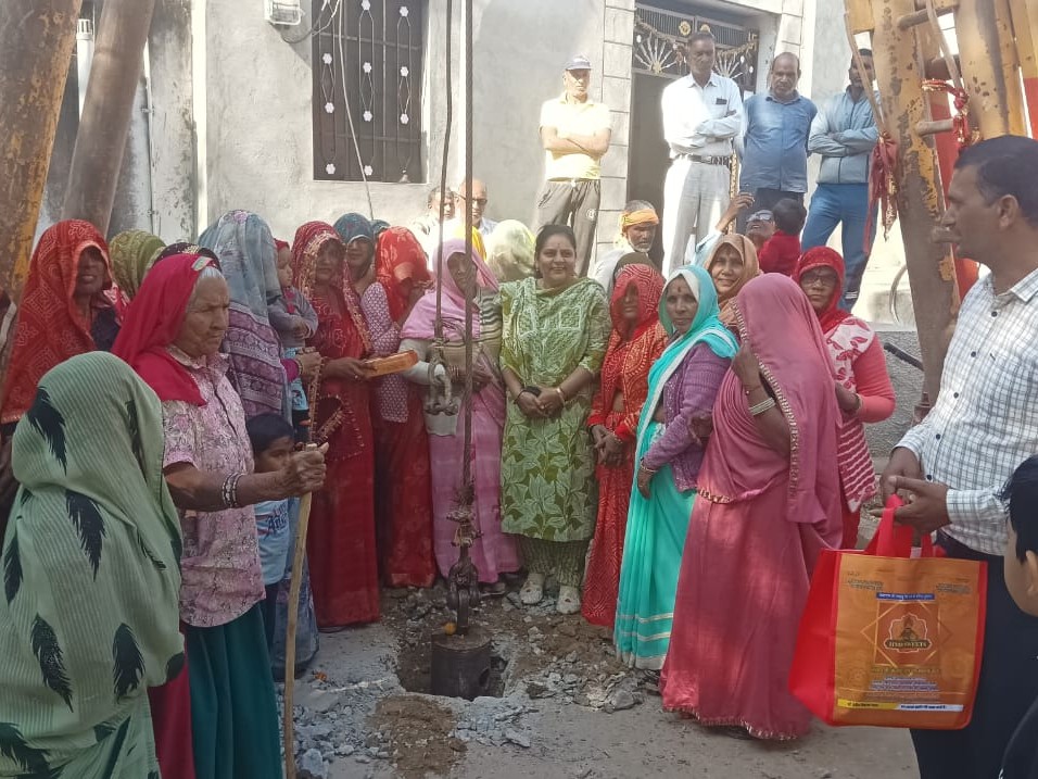 नगर पालिका अध्यक्ष सुमित्रा सैनी ने मुख्य अतिथि के रूप में फीता काटकर इसका लोकार्पण किया।