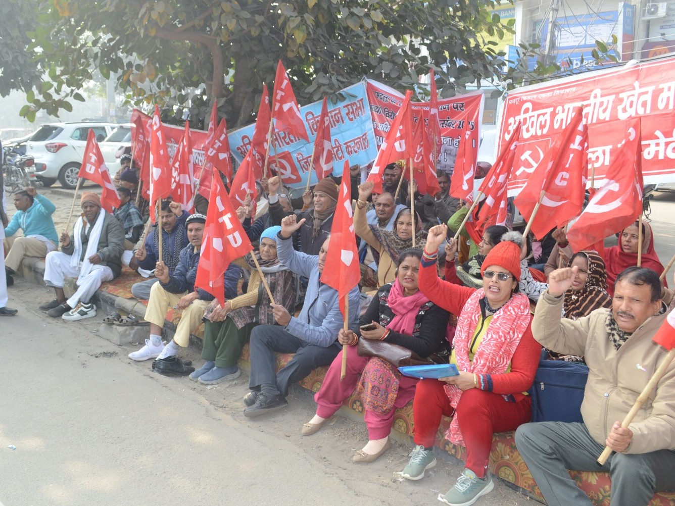 मनरेगा को लेकर विरोध प्रदर्शन करते वामपंथी नेता