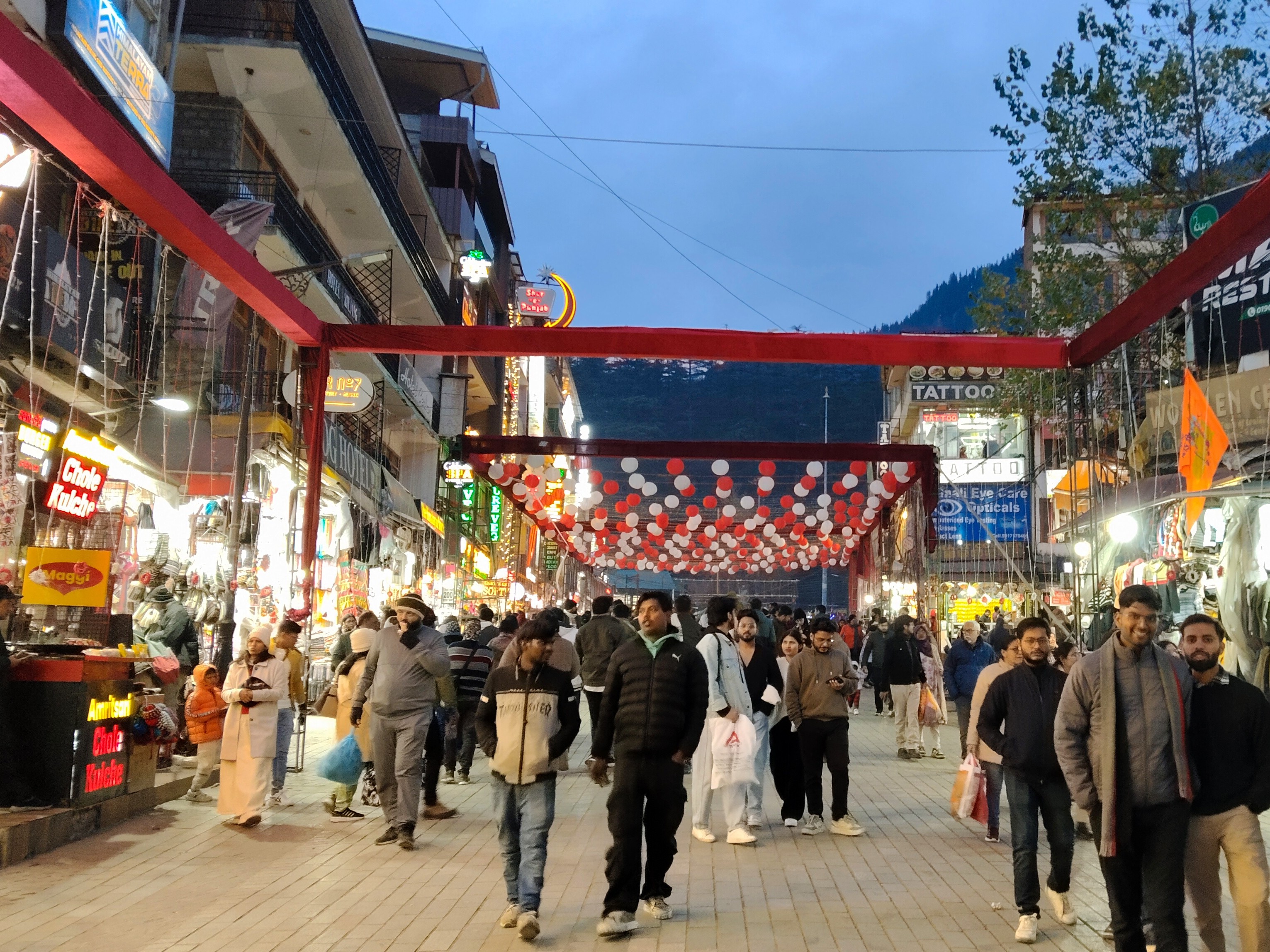 क्रिसमस और न्यू ईयर सेलिब्रेशन के लिए सजाया जा रहा मनाली का मॉल रोड।