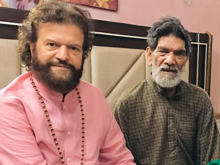 पंजाबी सिंगर और पूर्व सांसद हंसराज हंस के साथ पूरण शाह कोटी की फाइल फोटो।