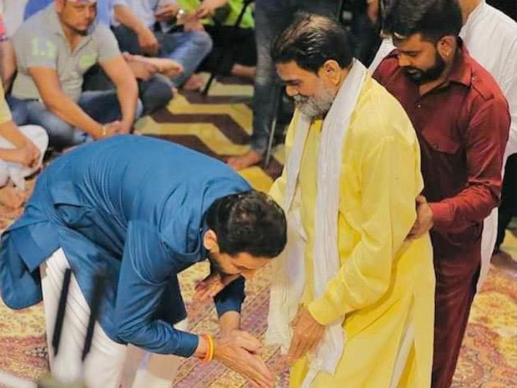 एक कार्यक्रम में पूरण शाह कोटी को प्रमाण करते दिग्गज कलाकार गुरदास मान। (फाइल फोटो)