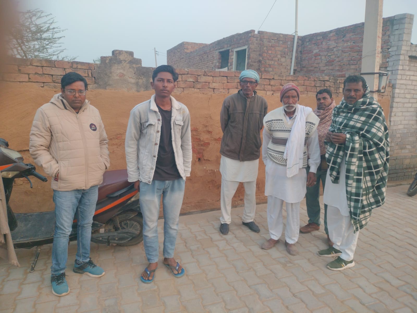 शहीद के गांव में उनके घर के बाहर मौजूद ग्रामीण।