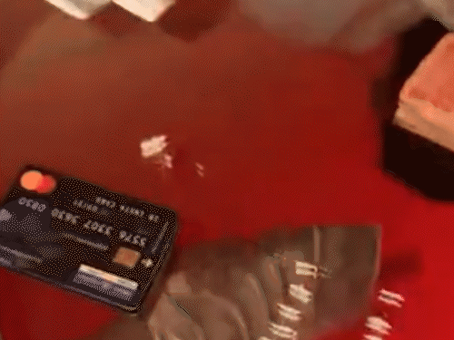 लड़की पैसे उठाकर टेबल पर रखती नजर आ रही है।