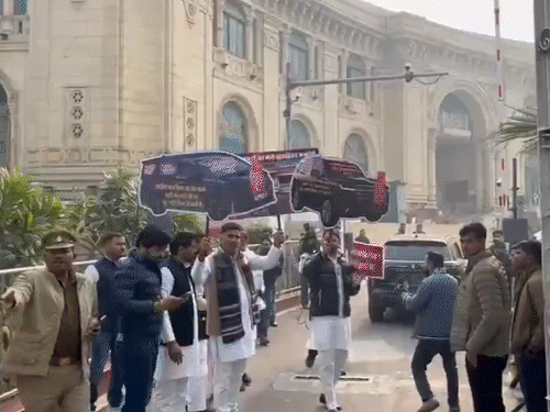 सपा विधायक कार के कटआउट लेकर विधानसभा पहुंचे। कोडीन सिरप मामले में माफियाओं की सरकार से साठगांठ का आरोप लगाया।