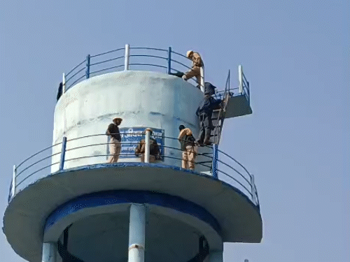 बालोद में नशे में दामाद ने 60 फीट ऊंची पानी टंकी पर चढ़कर हाइवोल्टेज ड्रामा किया - Dainik Bhaskar