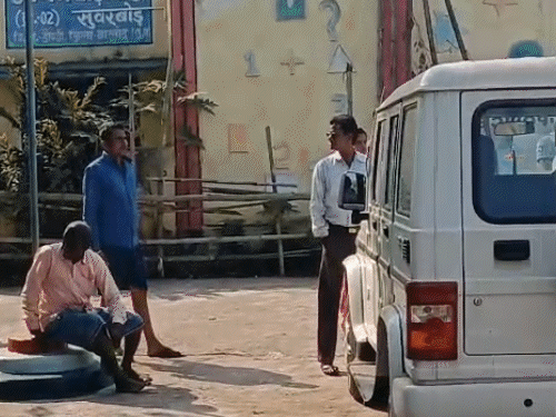 पुलिस और नगर सेना की रेस्क्यू टीम उसे नीचे उतारने में जुटी थी।