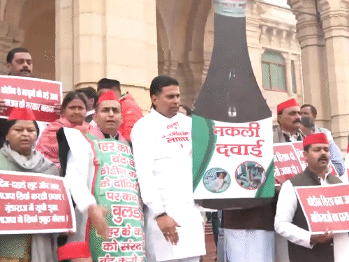 समाजवादी पार्टी के विधायकों ने उत्तर प्रदेश विधानसभा की सीढ़ियों पर कफ सिरप मामले समेत कई मुद्दों को लेकर विरोध प्रदर्शन किया।