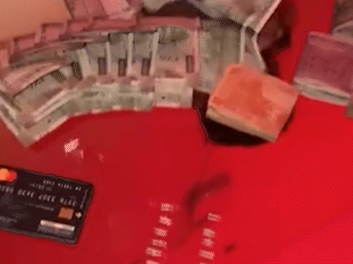 17 सेकेंड के इस वीडियो में युवक मोबाइल पर बात करता हुआ दिख रहा है।