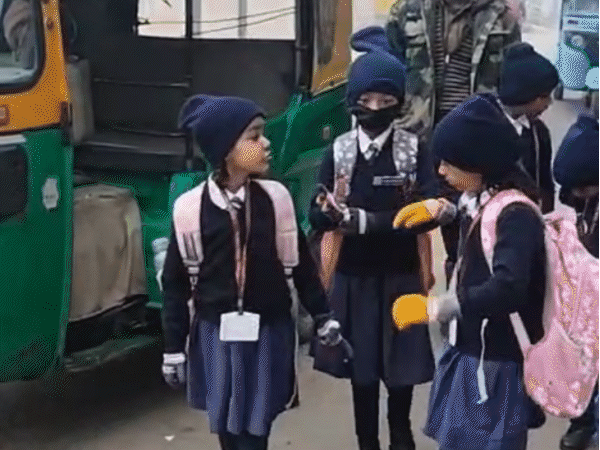 कड़कड़ाती ठंड में स्कूल जाते बच्चे, कलेक्टर ने कहा सुबह 9 बजे के बाद लगाएं स्कूल। - Dainik Bhaskar