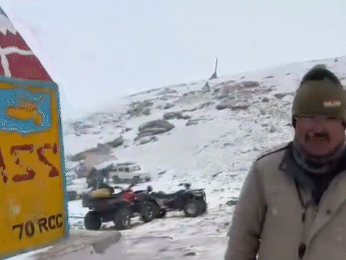 रोहतांग पास में फ्रेश स्नोफॉल और बर्फ देखने उमड़े पर्यटक।