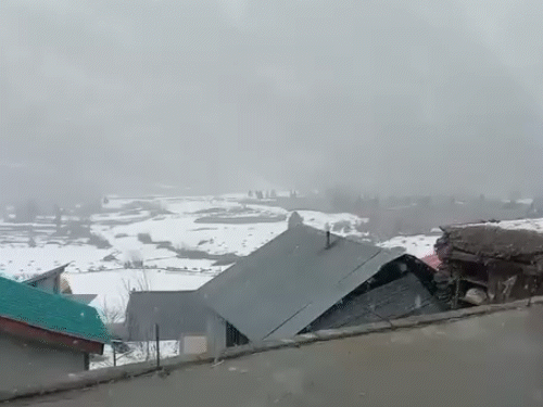 रोहतांग पास में ताजा बर्फबारी।