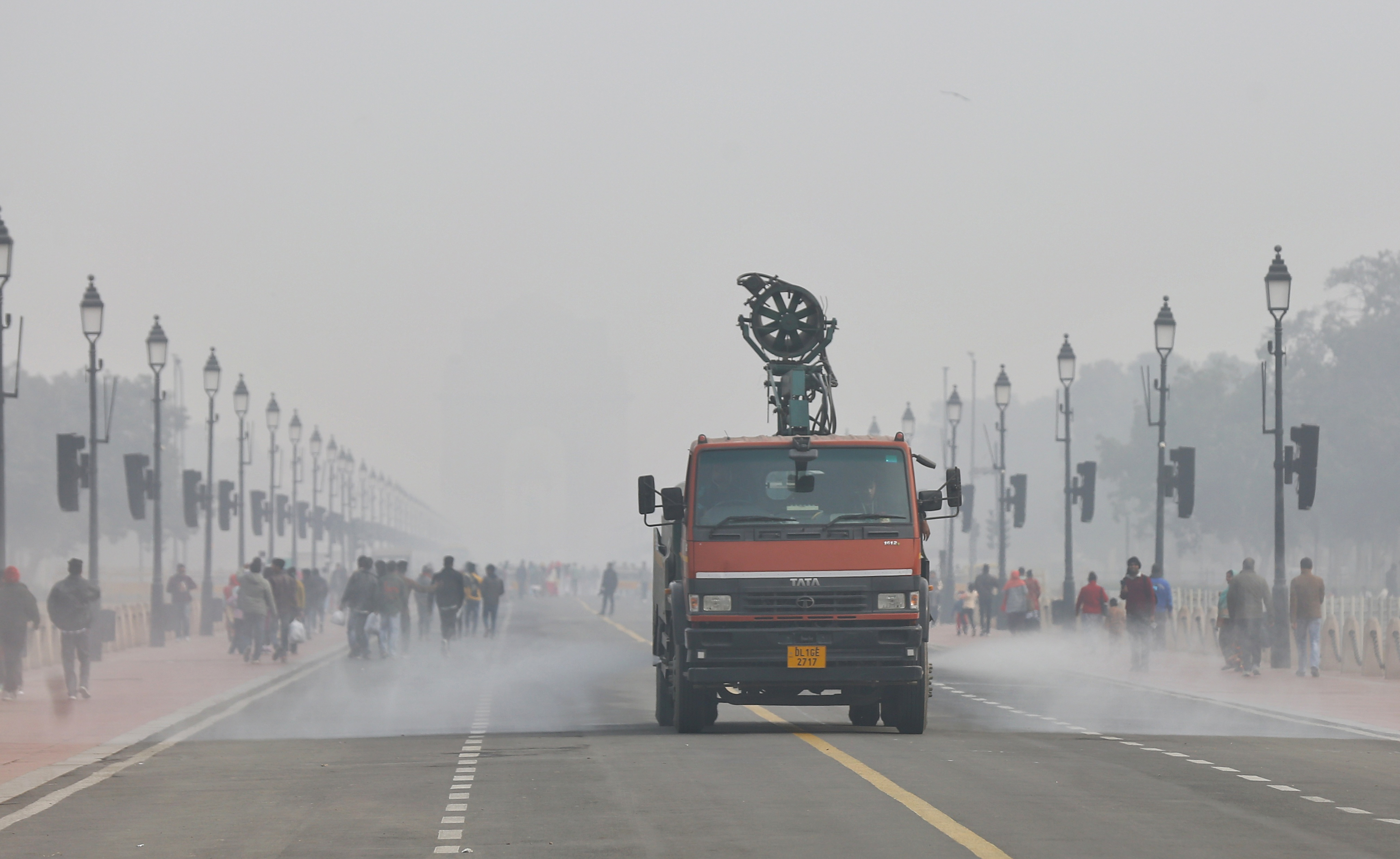 दिल्ली में प्रदूषण का असर है। कर्तव्यपथ पर वाटर स्प्रेयर से पानी छिड़का जा रहा है।