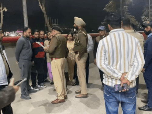 हादसे के बाद अस्पताल में पहुंचे मृतकों और घायलों के परिजन। - Dainik Bhaskar