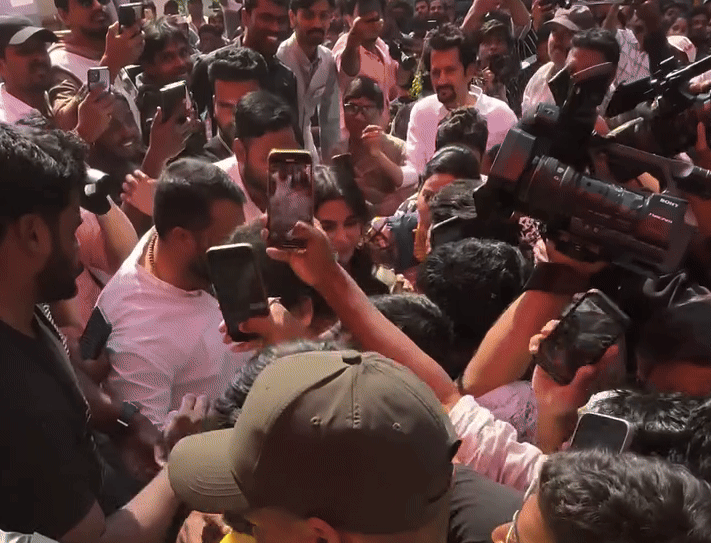 भीड़ में फंसी सामंथा रुथप्रभू।