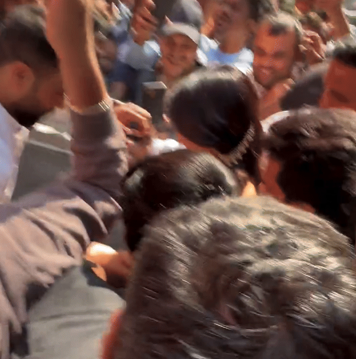 धक्का-मुक्की के बीच किसी तरह सामंथा बचते-बचाते मंच तक पहुंची थीं।