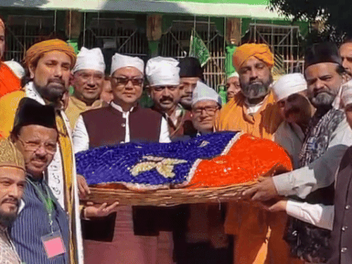 केंद्रीय अल्पसंख्यक कार्य मंत्री किरेन रिजिजू के साथ मौजूद भाजपा नेता और दरगाह से जुड़े पदाधिकारी।