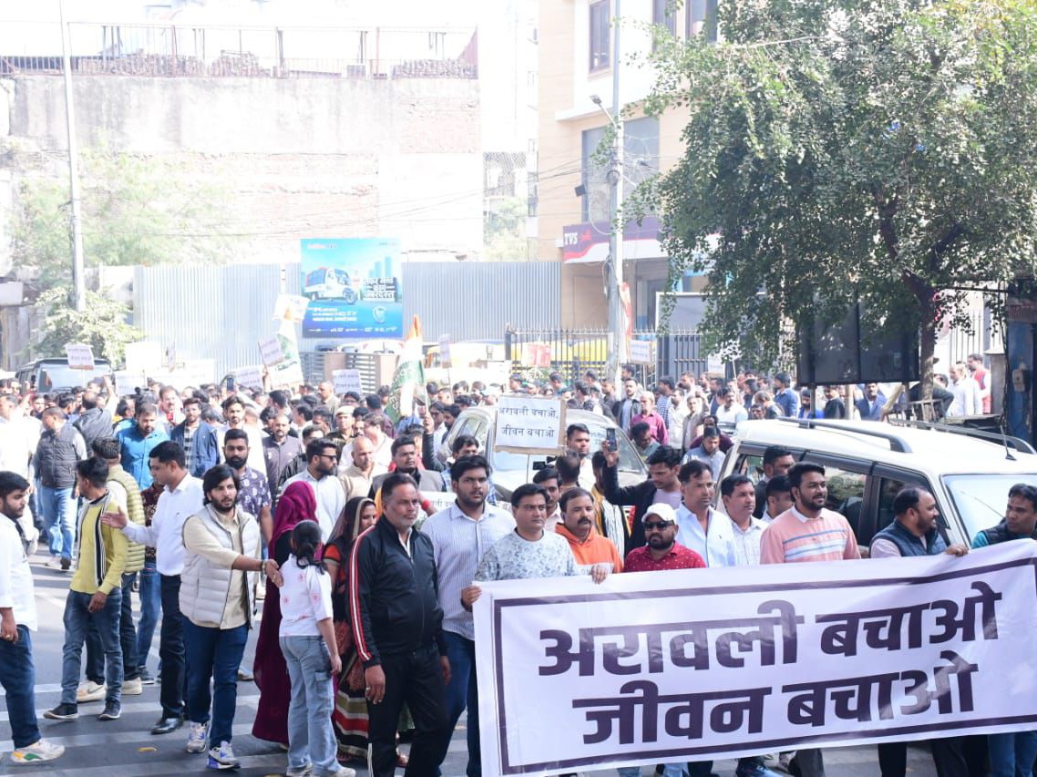 पदयात्रा में लोगों ने ‘अरावली बचाओ–जीवन बचाओ’ की तख्तियां हाथों में ले रखी थीं।