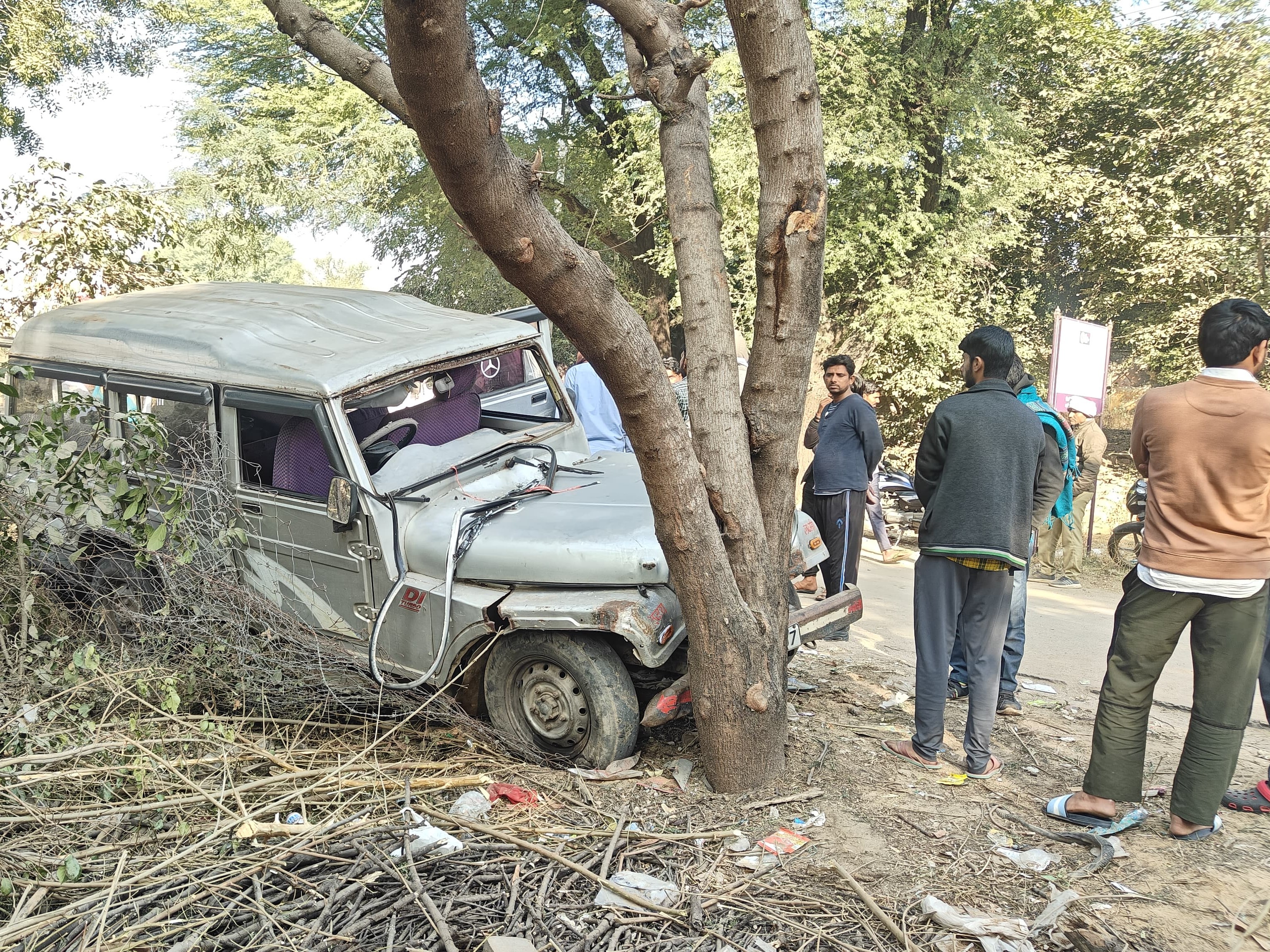 चौमूं उपखंड क्षेत्र के चीथवाड़ी इलाके में स्कूली बच्चों से भरी एक मैक्स जीप बेकाबू होकर सड़क किनारे पेड़ से टकरा गई।