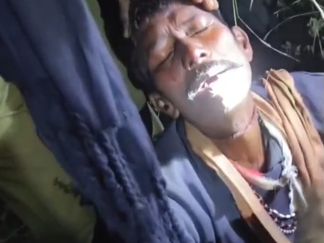 परिजनों ने जंगल में जाकर मुक्त कराया।