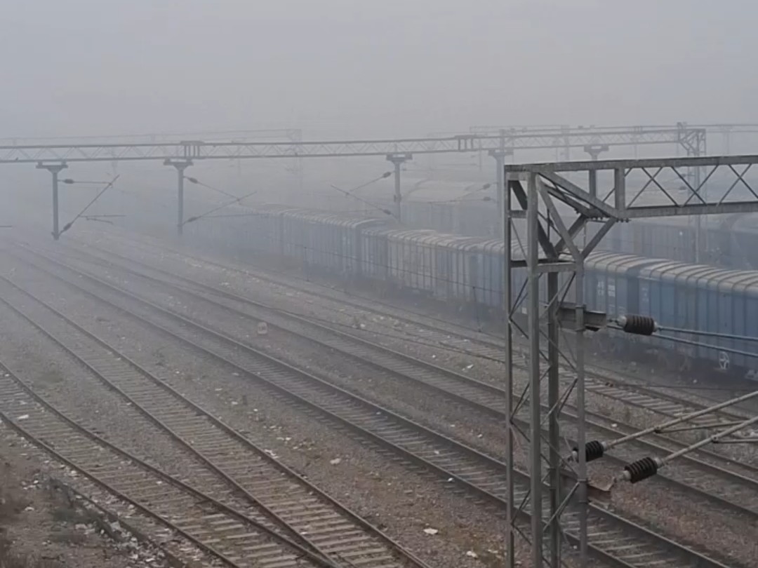कोहरे के कारण कई ट्रेनें रद्द हुई।
