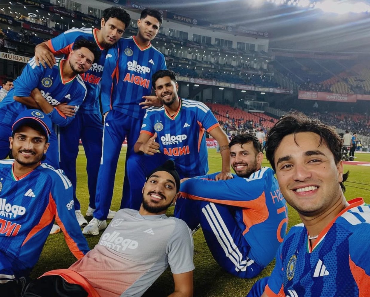 साउथ अफ्रीका के खिलाफ सीरीज जीतने के बाद सेल्फी लेते अभिषेक शर्मा।