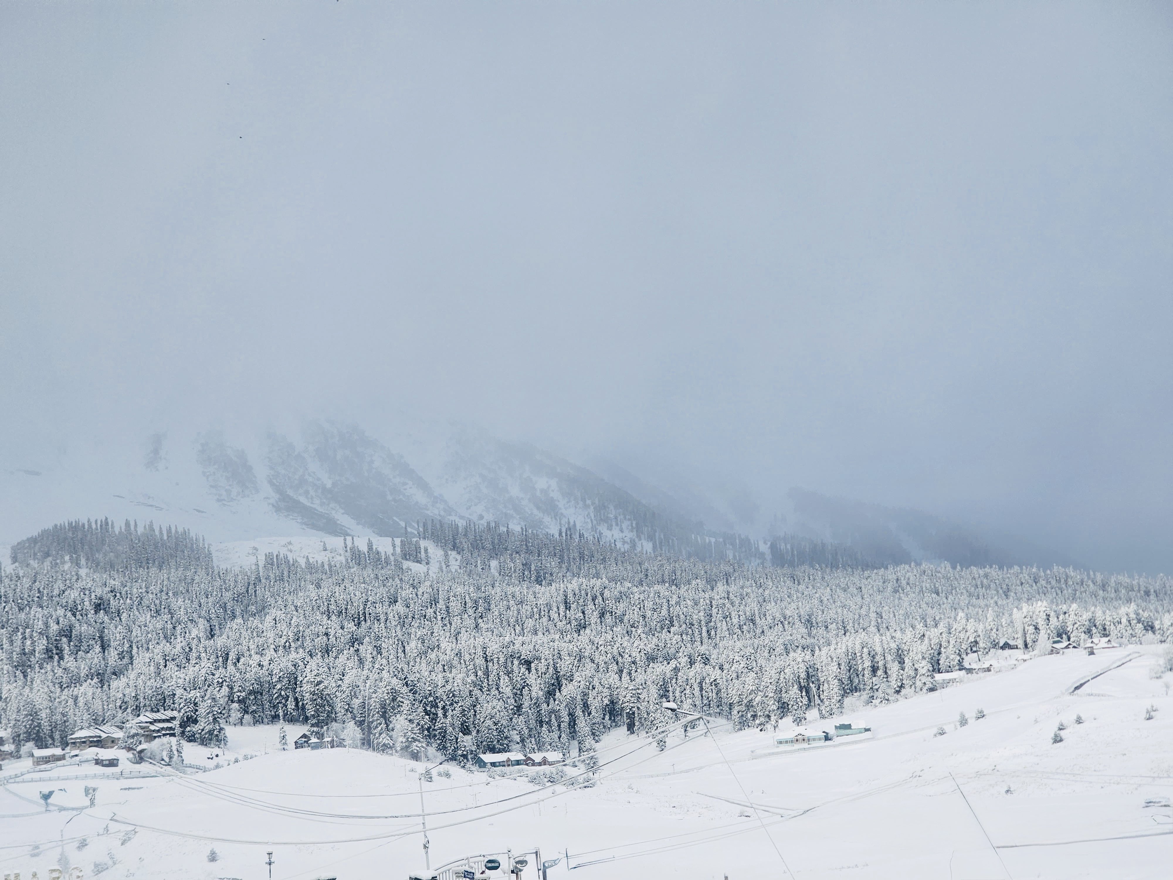 कश्मीर के गुलमर्ग में पिछले दो दिनों से हो रही बर्फबारी के कारण सोमवार को तापमान -2.0°C रहा।