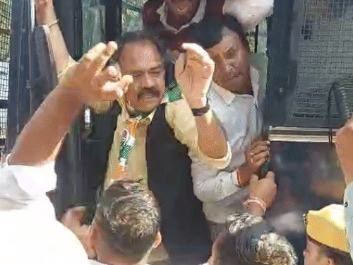 उदयपुर में अरावली बचाने के लिए कलेक्ट्रेट पर प्रदर्शन के दौरान पुलिस ने कई लोगों को हिरासत में लिया।