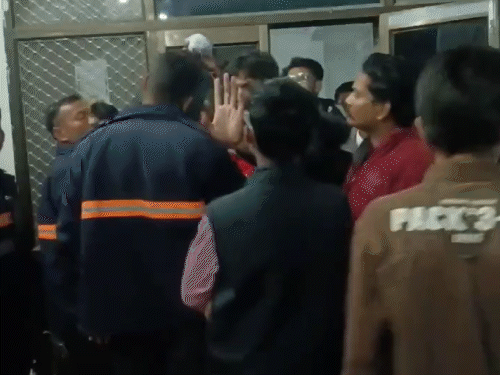 मारपीट के बाद मौके पर श्रद्धालुओं की भीड़ जमा हो गई थी।