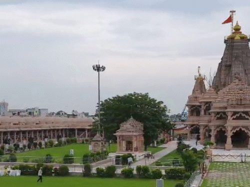 ये सांवलिया सेठ मंदिर है, जहां के कॉरिडोर में रविवार रात श्रद्धालु के साथ मारपीट हुई थी। यहां मंदिर में फोटो और वीडियो दोनों बैन है।