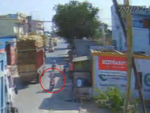 चूरू के बीदासर थाना क्षेत्र में सोमवार दोपहर ट्रक के नीचे आने से स्कूटी सवार महिला की मौत हो गई। - Dainik Bhaskar