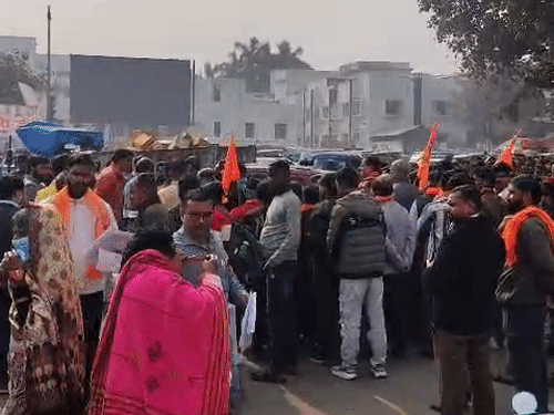 प्रदर्शन की वजह से KGMU के गेट पर काफी भीड़ जुट गई।