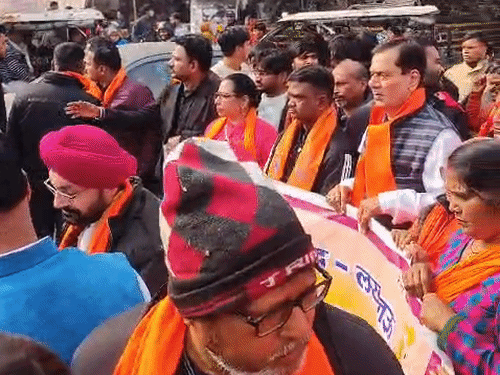 बजरंग दल के पदाधिकारी और कार्यकर्ताओं ने KGMU के गेट पर प्रदर्शन किया।