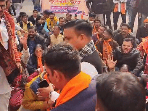 प्रदर्शनकारी गेट नंबर दो से कैंपस के अंदर घुसे और जमीन पर बैठकर प्रदर्शन किया।