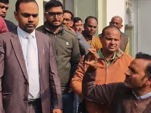 KGMU के प्रशासनिक अफसरों ने प्रदर्शनकारियों से बात की। प्रदर्शनकारियों ने रेजिडेंट डॉक्टर पर कड़ी कार्रवाई की मांग की।