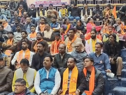 प्रदर्शनकारियों ने कुलपति से वार्ता की। उसके बाद कार्रवाई की सहमति बनी।