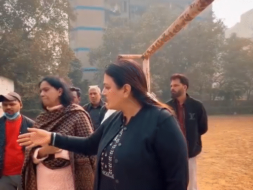 दिल्ली के पटपड़गंज वार्ड से बीजेपी पार्षद रेनू चौधरी ने खुद यह वीडियो सोशल मीडिया पर अपलोड किया है। - Dainik Bhaskar