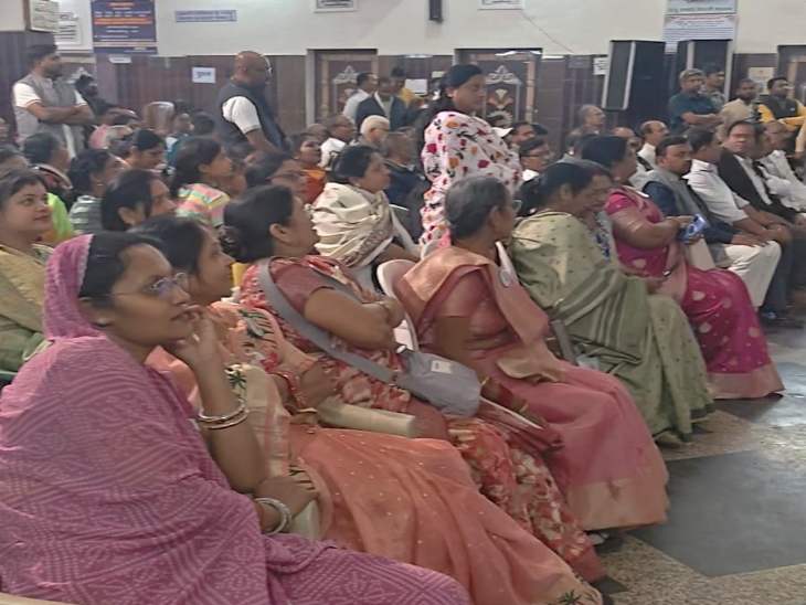 इस कार्यक्रम में बड़ी संख्या में शामिल हुए समाज के लोग।